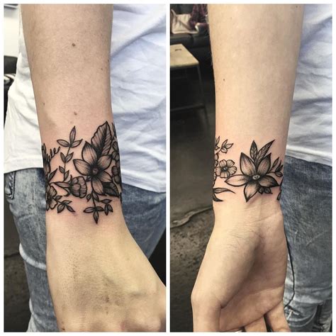 Rebecca Vincent On Instagram Wrist Flowers Tatuajes Florales