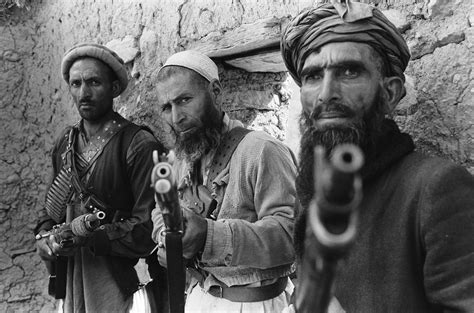 Pour défendre son allié, l'urss envahit l'afghanistan ce qui déclenche une guerre qui fait plusieurs dizaines de milliers de morts. Pourquoi l'URSS a-t-elle envoyé des troupes en Afghanistan ...