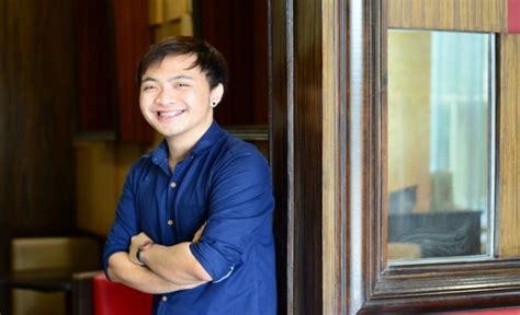 เรื่องราวสุดประทับใจของ นายชัยวัฒน์ ชื่นโกสุม ผู้ว่าราชการจังหวัดปทุมธานี เหมาข้าวต้มมัดคุณยายท่านหนึ่งวันละ 50 มัด ใน. สุขชิลๆ แบบ 'คิ้วต่ำ' บนโลกโซเชียลมีเดีย