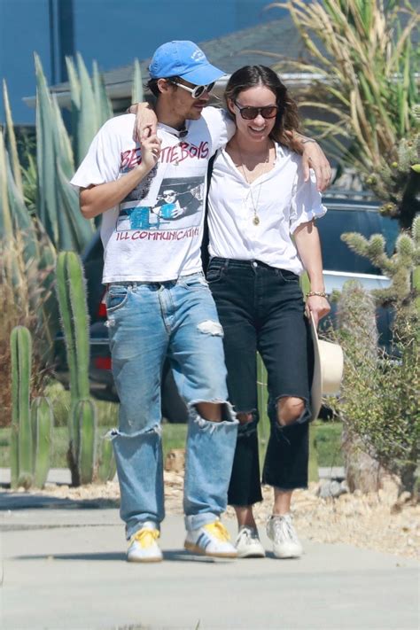 Harry Styles Olivia Wilde Embrace In La After Italy Vacation