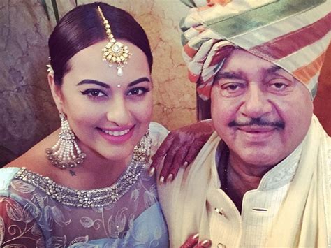Sonakshi Sinha Will Work With Father Shatrughan Sinha First Time In Zaroorat Song शत्रुघ्न