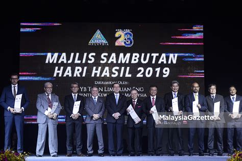 Pantas badannya besar dan kekar kayak gitu, bathinku. Anugerah Pembayar Cukai Terbaik 2018