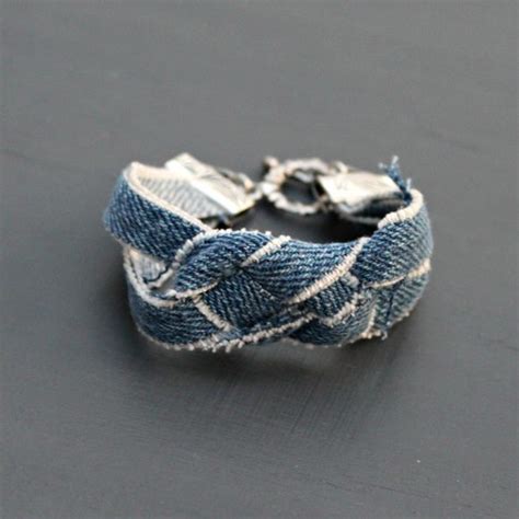 Tutorial Knotted Bracelet Made From Recycled Fabric