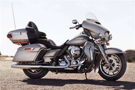 An am/fm/weatherband receiver comes bundled with a usb/iphone compatibility to tend to your entertainment cat king offers an ultra classic 2020 electra glide in a variety of prices depending on the color you choose. 2017 Harley-Davidson® Electra Glide® Ultra Classic® Low