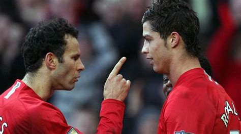 He moved them and said drink water pic.twitter.com/u1ajg9pcxq. La storia di Cristiano Ronaldo appeso al muro da Giggs e ...