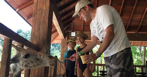 Lost world hot springs & night park otelden 1.6 km uzaklıkta, qing xin ling leisure & cultural village ise 10 km uzaklıkta bulunur. GoodyFoodies: Feeding the Giraffe at Lost World of Tambun ...