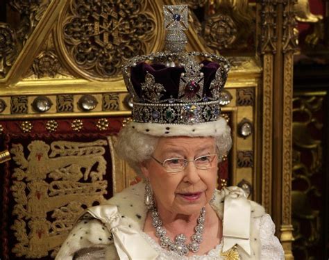 Meet the monarch who served in the military and wasn't born to be queen. Queen Elizabeth II wearing the Imperial Crown - Photos ...