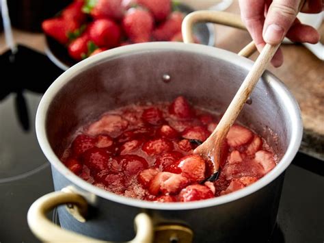 „an bord ist seit mittlerweile 33 jahren marktführer unter den deutschen magazinen für schiffsreisen und maritime welten. Erdbeermarmelade kochen - so geht's | LECKER in 2021 ...