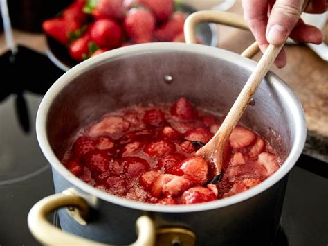 2020 die ruhr bringt das . Erdbeermarmelade kochen - so geht's | LECKER in 2021 ...