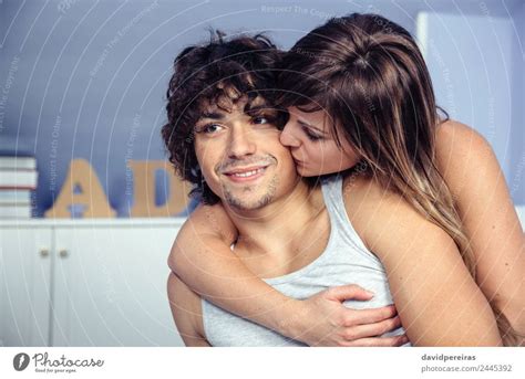 Ein Glückliches Paar Lächelnd Und Küssend Ein Lizenzfreies Stock Foto Von Photocase
