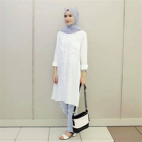 Pilih kemeja dengan motif yang lucu seperti kemeja dengan gaya pop art di atas. 10 Ide Padu Padan OOTD Hijab dengan Kemeja Putih, Simpel nan Elegan