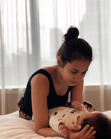 Foto candid adalah foto spontan yang diambil tanpa diketahui objek foto. 10 Foto Candid Para Seleb yang Bisa Kamu Tiru, Siapa Tahu Ketularan Auranya