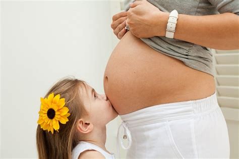 Sampaikan harapan positif atas kelahiran bayi agar tumbuh sehat dan bahagia. Mempersiapkan Kakak Menyambut Kelahiran Adik Bayi - Alodokter