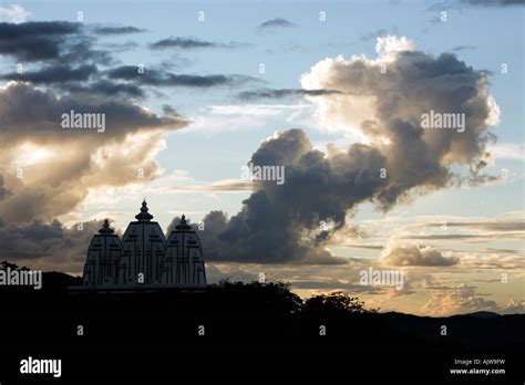 Nubes de tormenta Sunset Ashram indios sobre los edificios. Puttaparthi