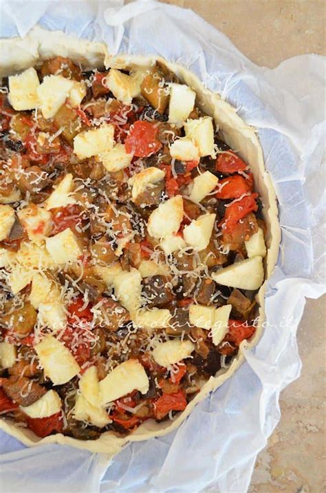 La torta salata di melanzane è una torta rustica preparata con pasta sfoglia rettangolare e farcita con strati di melanzane pomodori secchi. Torta salata melanzane e mozzarella - Ricetta Torta salata ...