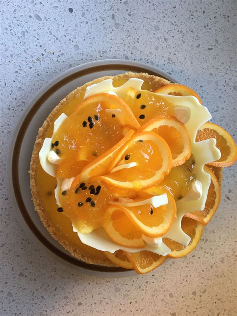 The filling consists of three ingredients: Lemon no bake cheesecake with passion fruit jelly | Fruit jelly, Cheesecake, Cake decorating