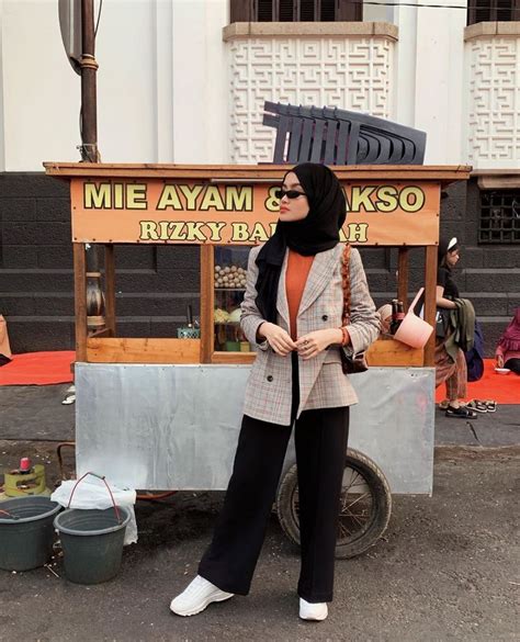 Inspirasi Office Look Dengan Hijab Ala Fira Assagaf Elegan Nan Simpel