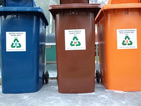 Published with reusable license by. Science Selangor BPmyscience 2011: Recycle Bins at School