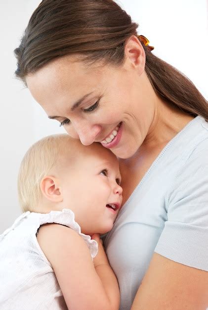 Retrato De Una Madre Feliz Abrazando Bebé Lindo Foto Premium
