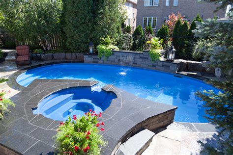 Перевод слова pool, американское и британское произношение, транскрипция, словосочетания, однокоренные слова, примеры использования. The Deiuliis Inground Pool Showcase - Pioneer Family Pools