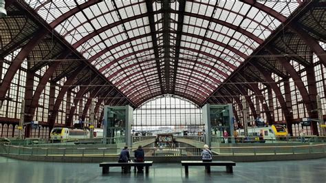 How to use Antwerpen-Centraal train station