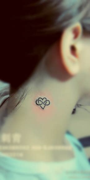 The design below shows the writings combined with the tattoo design. Free Tattoo Designs : Little heart tattoo on the neck