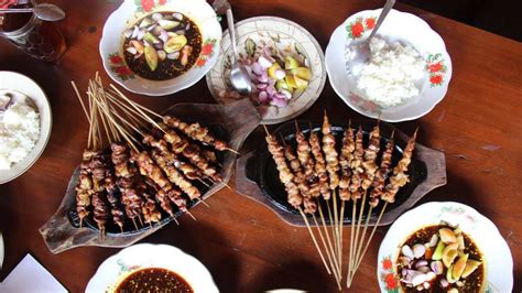 Bumbu inilah yang membuat banyak orang apapun jenis dan olahan sate kambing, daging yang digunakan untuk sate akan sangat baik jika direndam dan dilumuri jeruk nipis serta garam. Cara Membuat Sate Kambing Bumbu kecap dan kacang istimewa