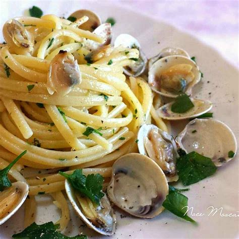 Gli spaghetti alle vongole veraci sono tra i primi piatti che più amo perché mi ricordano casa, una ricetta della tradizione la ricetta tradizionale campana, facile e veloce per fare degli spaghetti alle vongole cremosi e saporiti come al ristorante, il segreto è la semplicità degli ingredienti!!! Linguine alle vongole, profumo di mare in tavola