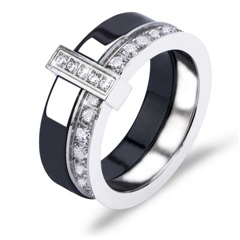 Cette bague est réalisé de céramique blanche, elle est soigneusement travaillée avec une finition polie. Bague en céramique blanche noire avec Australie Zircon ...