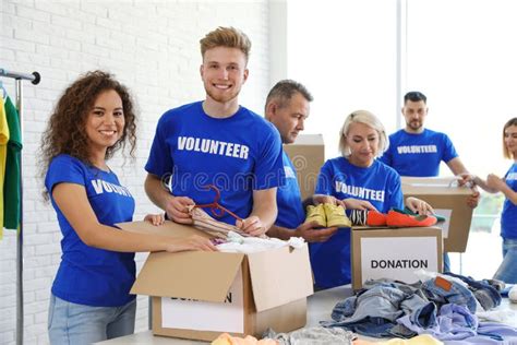 Equipo De Voluntarios Reuniendo Donaciones En Cajas Foto De Archivo