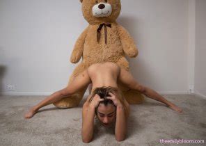 Mia Valentine And A Teddy Bear Foto Porno