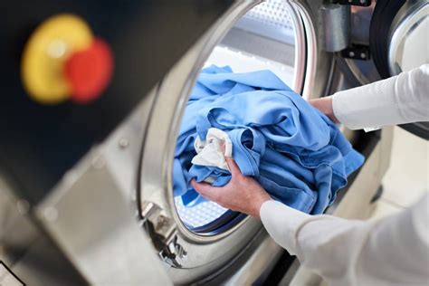 Bei der hausstauballergie (hausstaubmilbenallergie) reagiert das immunsystem überempfindlich auf bestimmte deshalb tummeln sie sich bevorzugt in polstermöbeln, kissen, betten und teppichen. Hausstauballergie