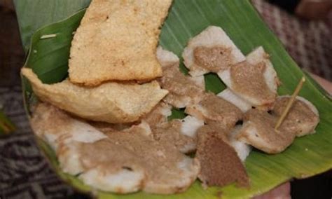 Sate kere terbuat dari bahan utama tempe gembus. Sate Kere dan Cabuk Rambak, Duo Kuliner Sederhana yang Bikin Rindu pada Solo | Good News from ...