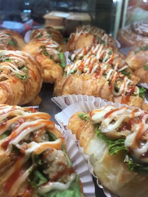 Holland bakery memiliki beragam varian kue, roti, cake, kue tart ulang tahun, hingga jajanan pasar yang rasanya lezat dan telah tersertifikasi halal oleh mui. roti kincir angin asli Indonesia... - Review yudistira ...