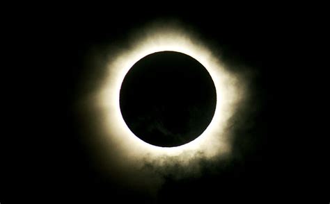 Der schatten des mondes streicht dabei über die erde, was nur bei neumond möglich ist. Wie entsteht eine Sonnenfinsternis?