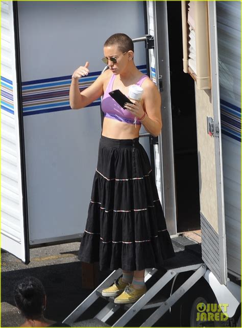 Photo Kate Hudson Puts Her Toned Abs And Shaved Head On Display While