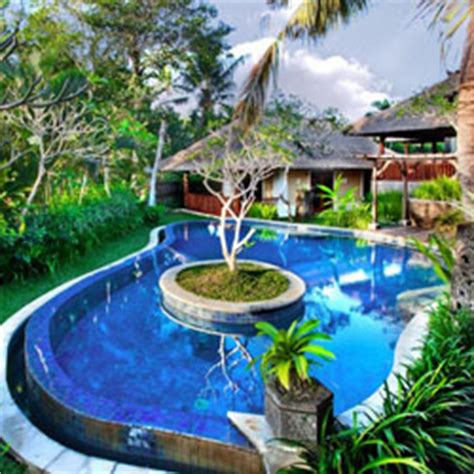 Untuk poster yang satu ini dengan background alam anda dapat mengedukasi pengunjung dengan menjaga kebersihan lingkungan jika ingin melihat pemandangan gunung yang bagus dan lebih indah. Kolam Taman yang Indah dengan Latar Belakang Rumah Bali ...