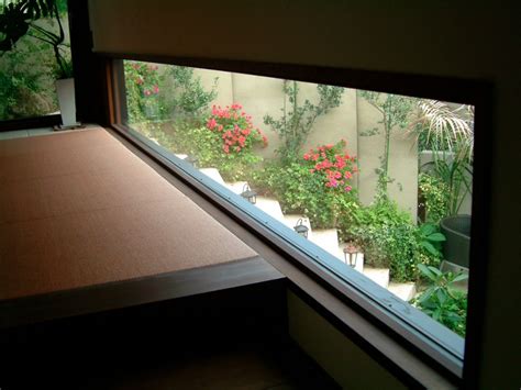 中庭の植栽を眺められる和室の下窓-fevecasa(フェブカーサ)