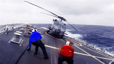 Melihat Helikopter Mendarat Diatas Kapal Ketika Cuaca Buruk Youtube