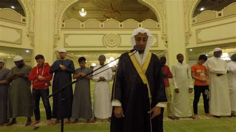 «كانوا يصلون العتمة فيما بين أن يغيب الشفق إلى ثلث الليل. صلاة العشاء في مسجد الجامعة القاسمية ، الإمام عبد الرحيم ...