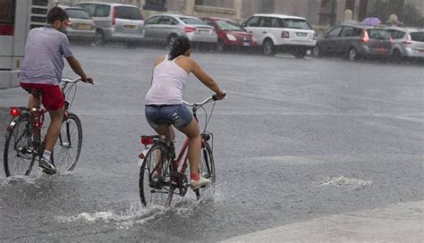 La città è in tilt. Nubifragio su Roma, alberi caduti e metro chiusa