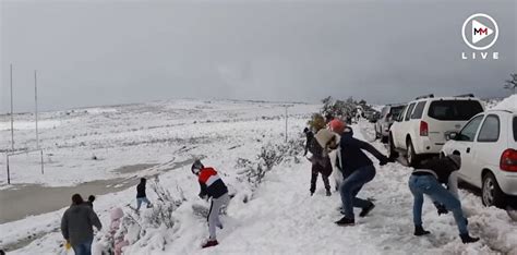 Watch Thick Snowfall Turns South Africa Into A Snow Tourists Wonderland