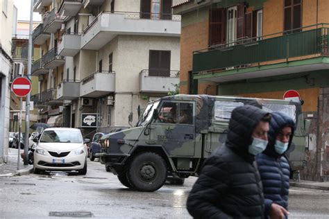 Scontri e devastazione a napoli. Coprifuoco notturno in Campania, limitata la mobilità tra ...