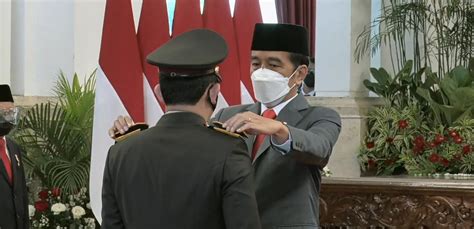 Seseorang peguambela dan peguamcara apabila dilantik sebagai pesuruhjaya sumpah boleh. Resmi Dilantik Jokowi, Berikut Sumpah Jabatan Kapolri ...