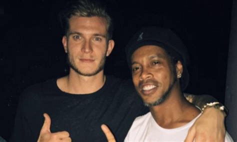 Via instagram und twitter wurde die trennung publik: Liverpool star Loris Karius bumps into legend Ronaldinho ...
