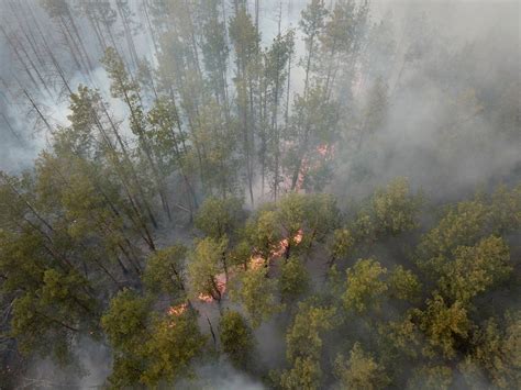 Smoke From Wildfires Near Chernobyl Engulfs Ukraine Capital Cbs 42