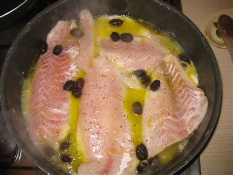 Dopo il successo del pesce persico al forno, ho pensato di proporvi una di ricetta con il pesce persico ancora più semplice e veloce! Filetti di pesce persico in umido