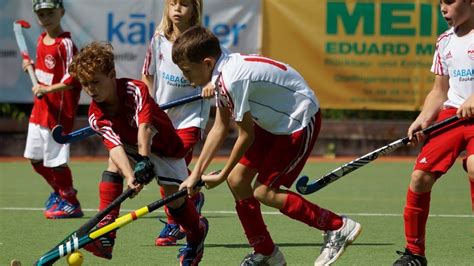 ( britain) field hockey, a team sport played on a pitch on solid ground where players have to hit a ball into a net using a hockey stick. Hockey su prato - YouTube