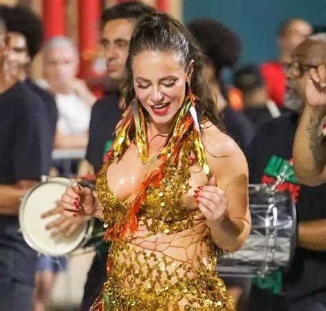 Paolla Oliveira Ensaia Para O Carnaval Com Look Metálico Super Ousado Candeias Mix