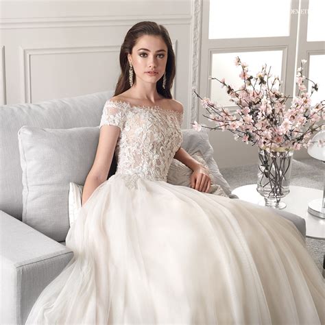 Outlet vestiti da sposa e cerimonia, sera, sposo e uomo; Abiti sposa Demetrios 2019 da Boutique Velo
